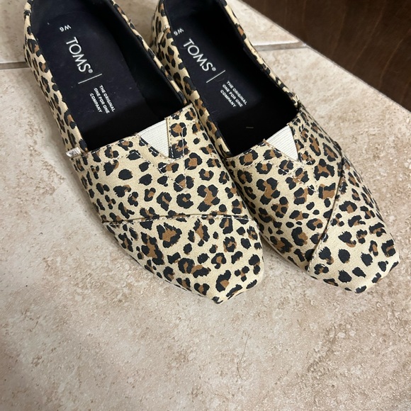 TOMS Leopard Print Slip-On Shoes - Picture 3 of 5